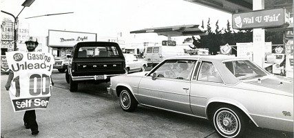 Do you remember when GAS was $1.00 a gallon?? Back in the mid 1980's, this picture taken at Dawson's Union at Hollywood Way & Magnolia Bl. (Photo by Ross A. Benson)