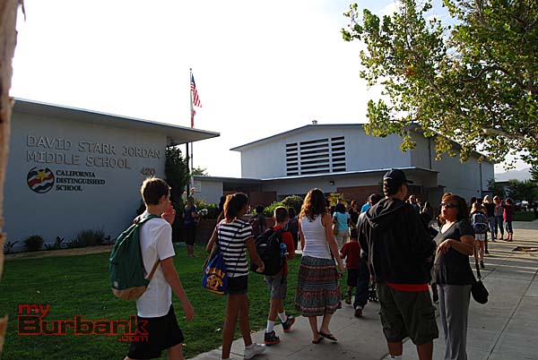 Students walk to Jordan Middle School (Photo By LIsa Paredes)