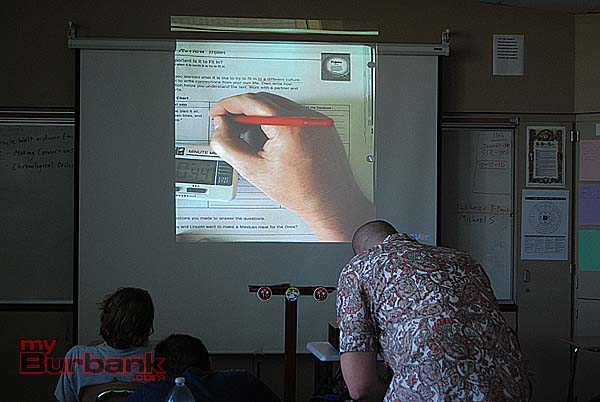 Kevin Hiatt fills in his answer during a timed in-class assignment.(Photo By Lisa Paredes)