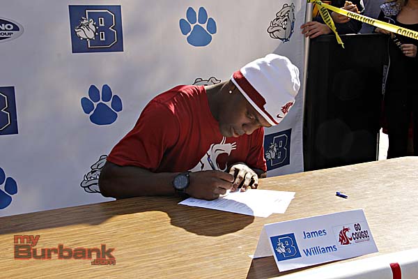 James Williams signs his National Letter of Intent for Washington State University (Photo By Edward Tovmassian)