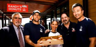 Randy’s Donuts Has Its Grand Opening in Burbank