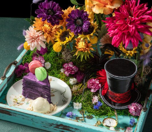 “Through The Looking Glass” Popup Enchants The Green Room Lounge At Castaway Burbank