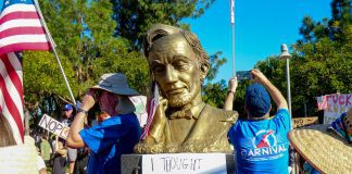 Large Crowd Gathers in Burbank for Peaceful “No Kings Day” Demonstration